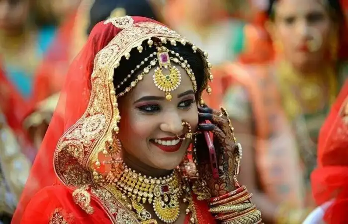 Торговец алмазами выдает замуж сотни индийских сирот одновременно