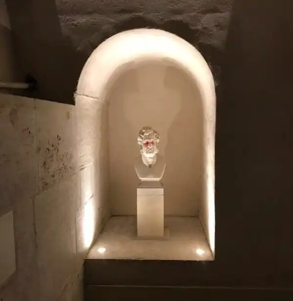 "Желтые жилеты" разгромили музейное помещение Триумфальной арки