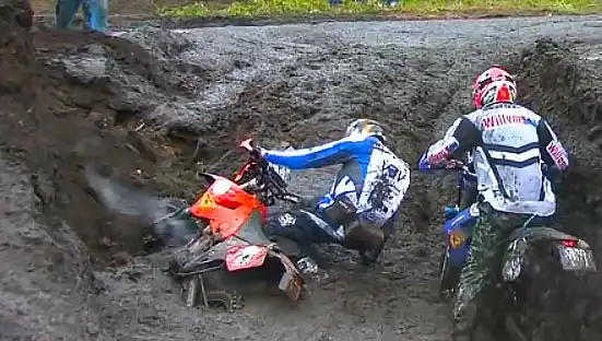 Мотоциклы грязь, застревают по колеса. rallye drezden breslau.