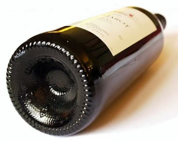 Почему дно у винной бутылки не плоское?