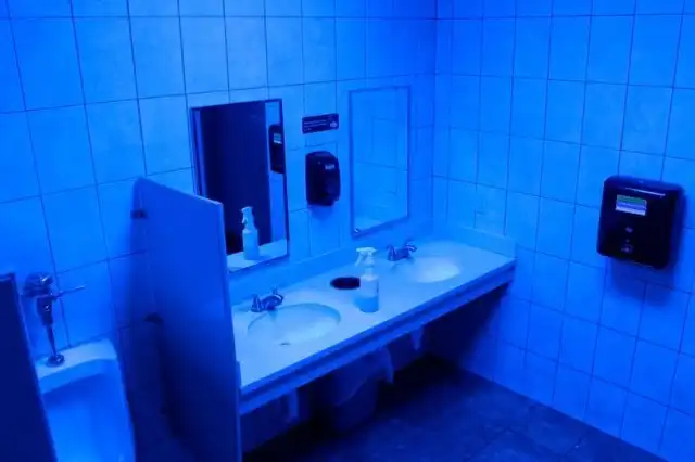 Синяя подсветка в общественных туалетах | uCrazy.org