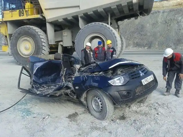 Карьерный самосвал и внедорожник