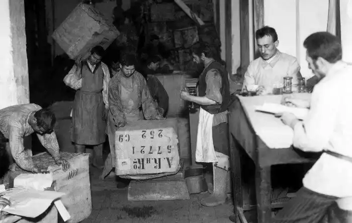 Времена, когда люди работали руками: исторические фотографии дореволюционных производств и их работников