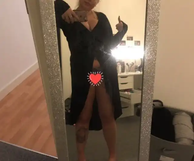 Заказанное в сети платье удивило покупательницу откровенным разрезом