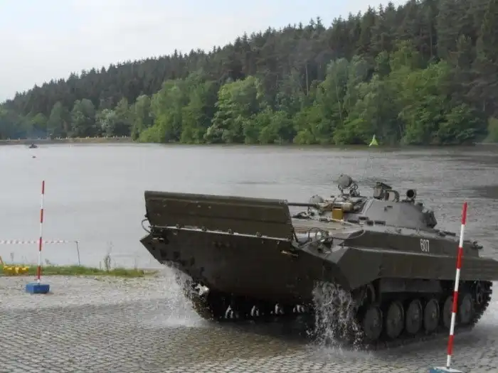 Для чего нужен откидной металлический щиток на БМП?