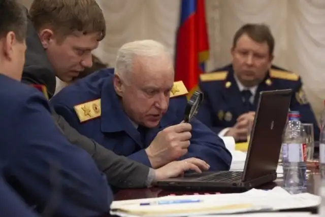 Александр Бастрыкин рассмотрел фото на ноутбуке при помощи лупы