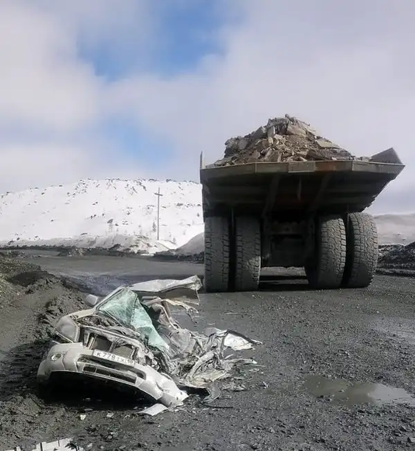 Карьерный самосвал Caterpillar не заметил пикап Ford и проехал по нему