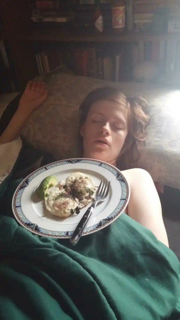 Как на самом деле выглядит завтрак в постель