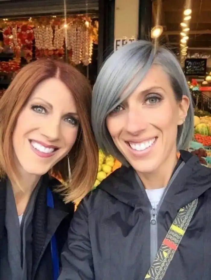 Дочери 34 года, а матери — 57, но они выглядят будто сёстры. И понять, кто старше, не так-то просто