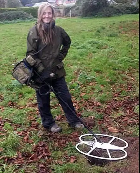 Кладоискательница нашла необычное украшение на недавно вспаханном поле