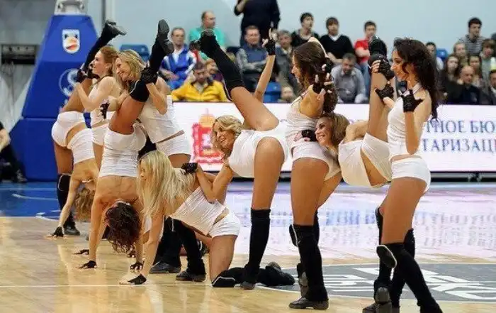 Нескромные перерывы хоккейных и баскетбольных матчей