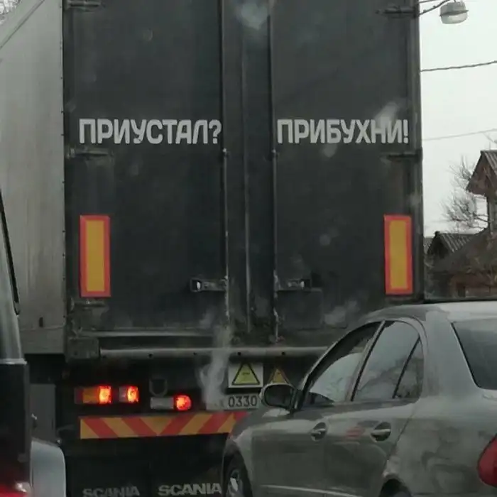 20 неожиданных надписей на авто, на которые редко обращают внимание - и зря