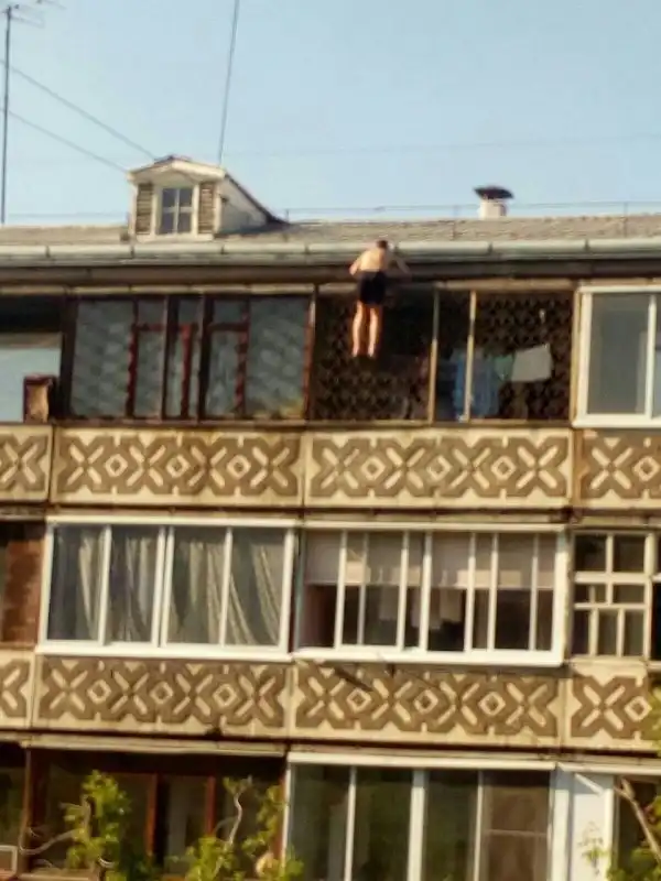 Житель Ангарска выбрал рискованный способ позагорать