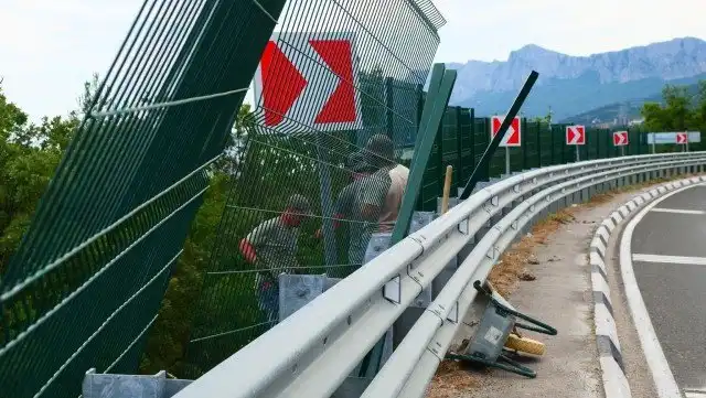 Море за колючей проволокой