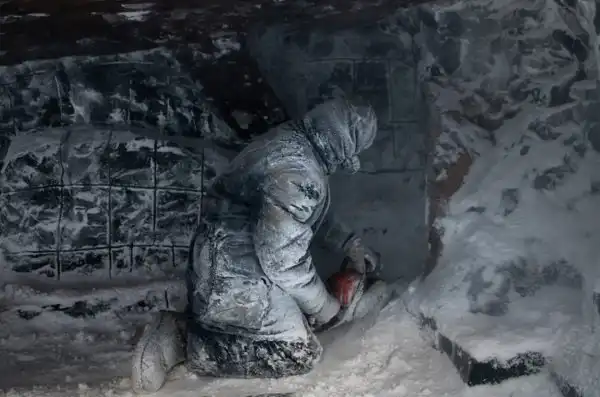 Самая тяжелая мужская работа – «выморозчик» в Якутии. «Нам платят 40 000 рублей за лед»