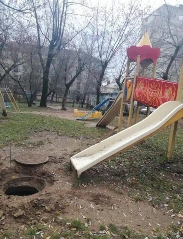 20 жутких детских площадок, от вида которых волосы встают дыбом
