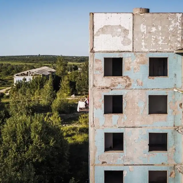 Простой парень из Самары решил пообедать на стене дома