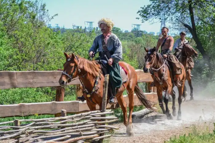 Почему запорожские казаки носят шаровары?