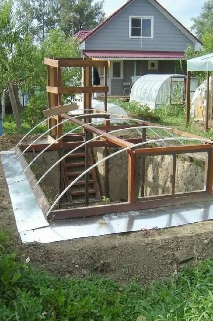 Погреб своими руками: 15 фото подвалов, в которых найдется место не только для солений