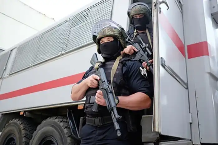 Вторые сутки полиция охраняет дом местных цыган в маленьком селе Подгорное в Кемеровской области