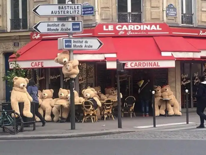 Париж наводнили плюшевые мишки, и это вторжение, за которым стоит милота и всего один человек