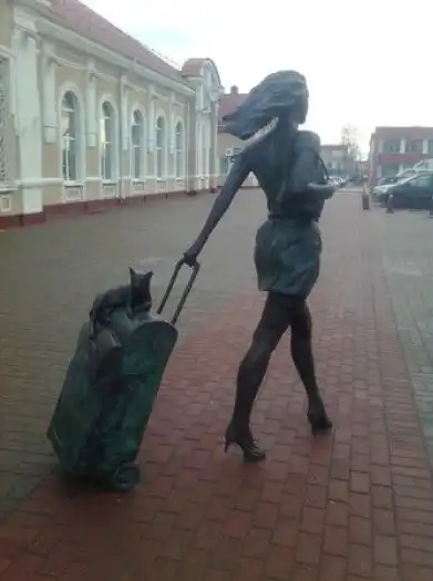 Памятник "Пассажирке" в Беларуси похож на "Памятник попрошайкам"