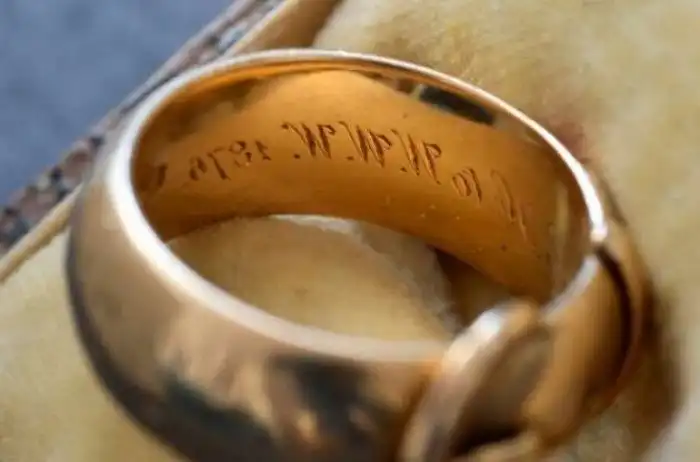 Украденное кольцо Оскара Уайльда нашли спустя 20 лет после кражи