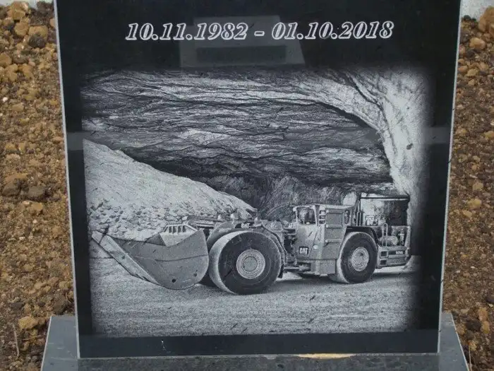 Мертвый город: труженики-герои нашей повседневной жизни, увековеченные в камне