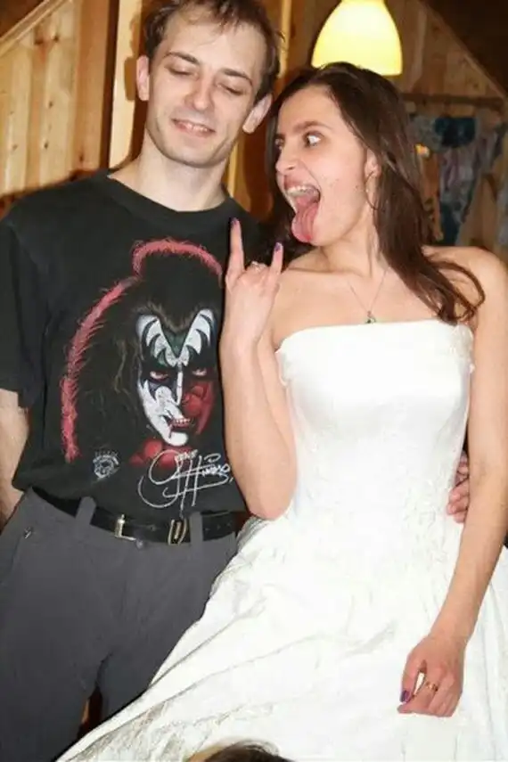 20 свадебных фото, которые их герои, вполне вероятно, постеснялись поместить в свой альбом