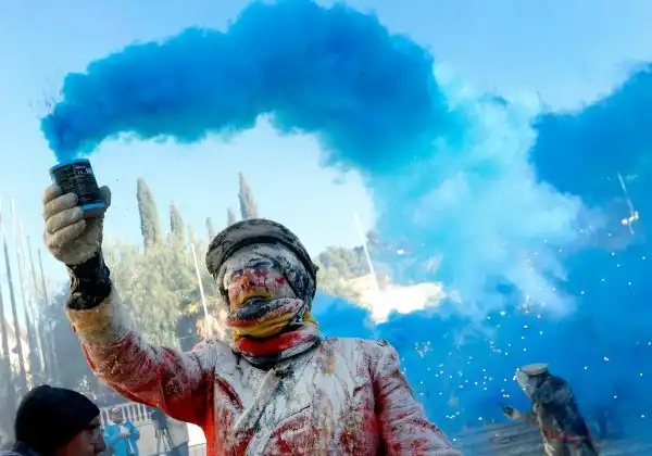 Els Enfarinats - безумный фестиваль в Испании, на котором люди забрасывают друг друга яйцами и мукой