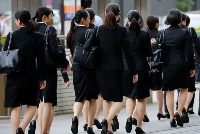 Почему в ряде японских компаний женщинам запретили носить очки