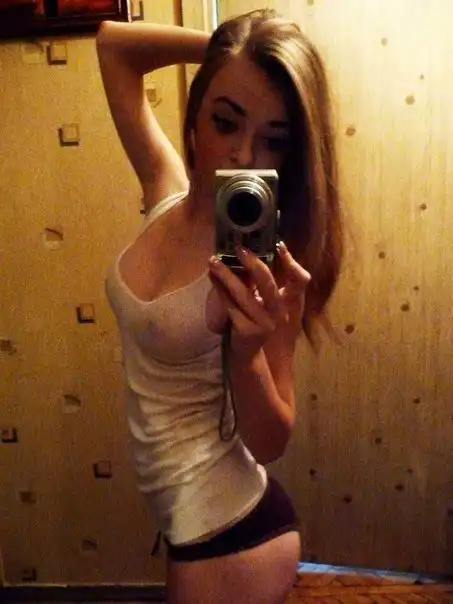 Девушки в майках из социальных сетей