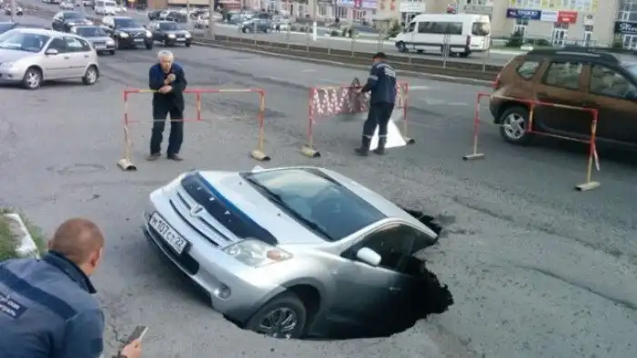 "В ямку - бух!", или Дорога ярости в РФ: 15 раз, когда авто провалились под землю