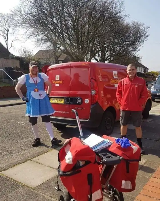 На радость жителям: британский почтальон облачается в смешные костюмы