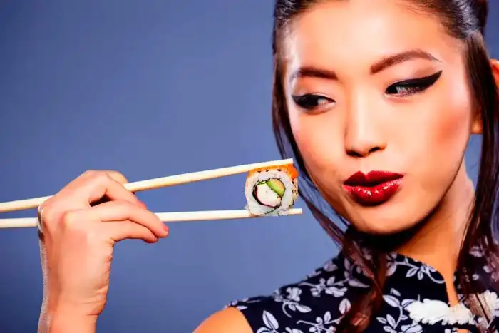 Почему на востоке едят палочками