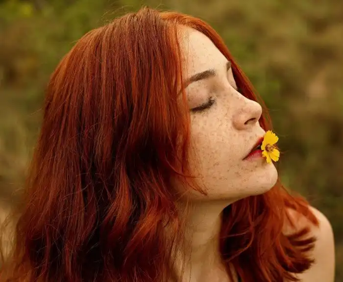 Почему у людей с рыжими волосами так много веснушек?