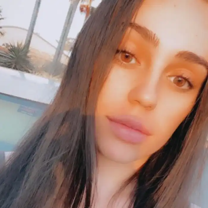 Девушка хотела избавиться от круглых щек, а стала настоящим Спанч Бобом с квадратной челюстью