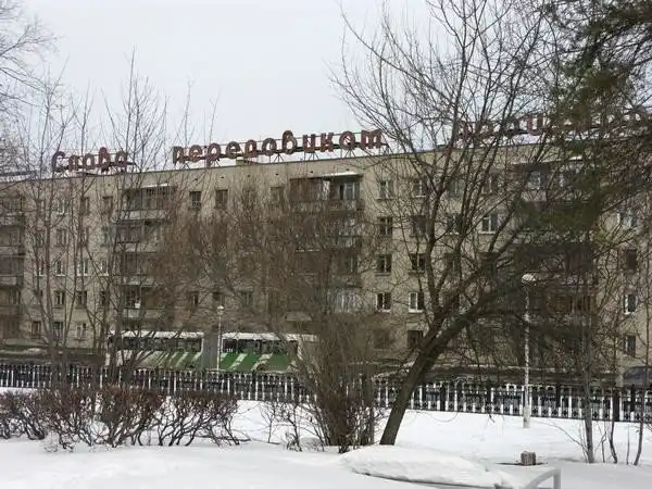 Агитационные плакаты и вывески времен СССР