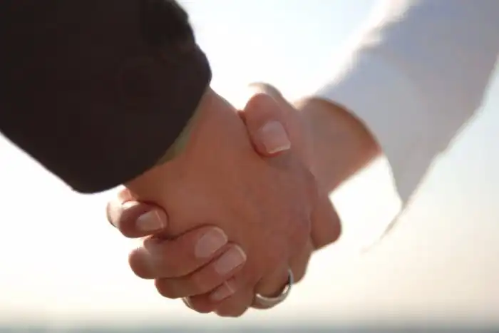 Почему у мужчин принято здороваться за руку