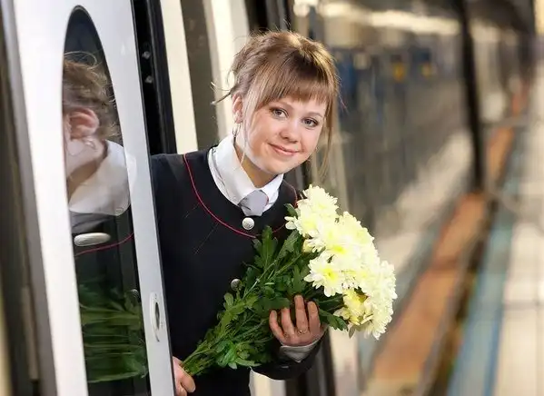 Девушки на железной дороге