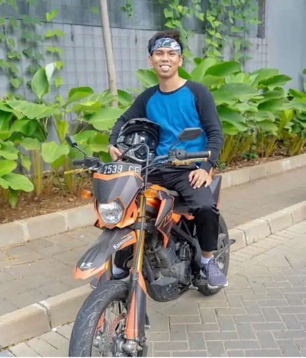 Парень мастерски фотошопит себя на кадры из фильмов