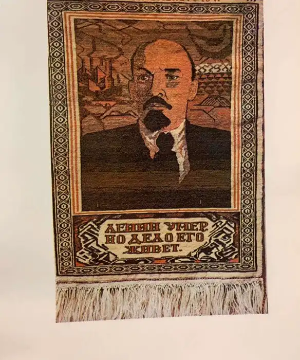 Агитационное ковротворчество: строить и жить помогают