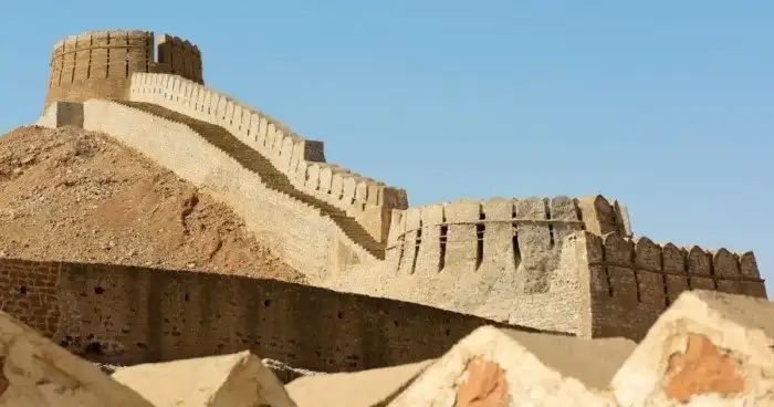 В Средние века построили Великую Пакистанскую стену. Она неплохо сохранилась