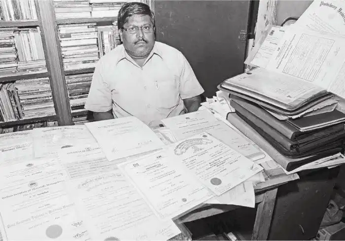 Индиец, который умудрился получить 145 дипломов об образовании