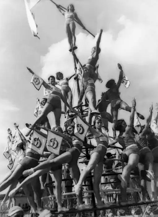 Загадка платформ: советские парады физкультурников против бразильского карнавала