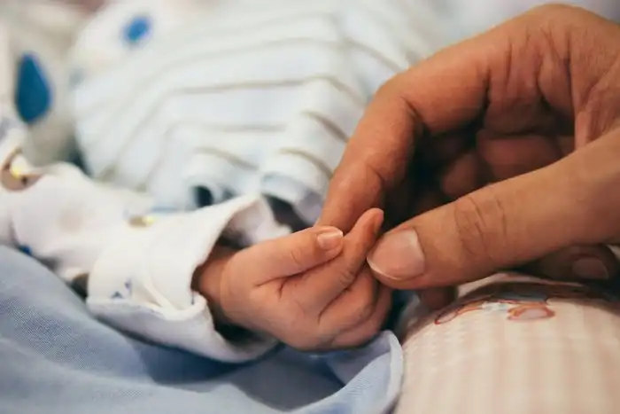 Почему дети засыпают при укачивании