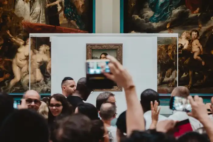 Так ли опасно фотографировать картины со вспышкой?