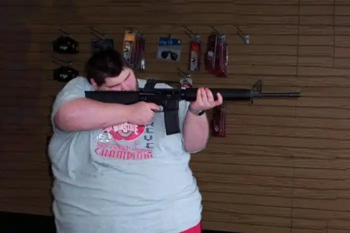 Насколько толстым должен быть живот, чтобы остановить пулю