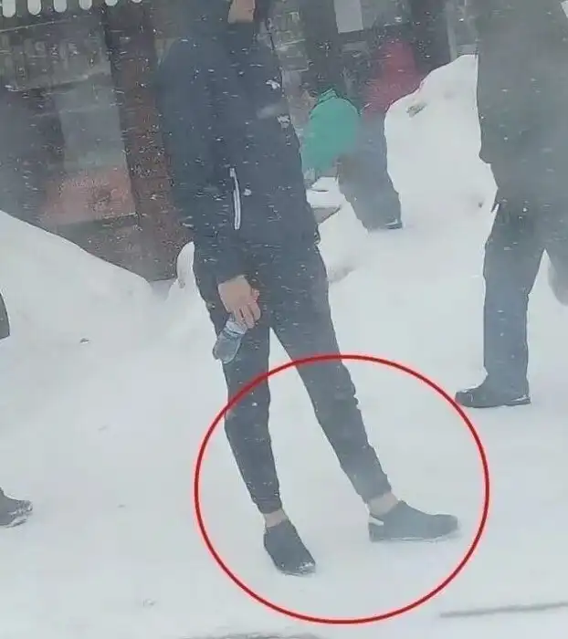 Мода идиотов: подвороты и голые щиколотки зимой