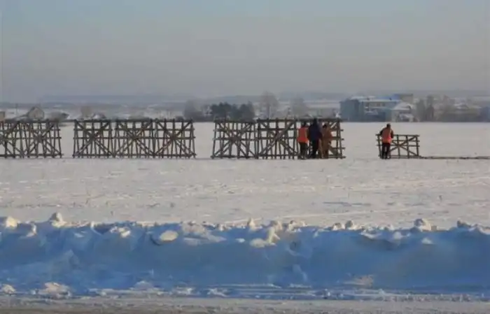 Зачем зимой ставят «заборы» на полях?